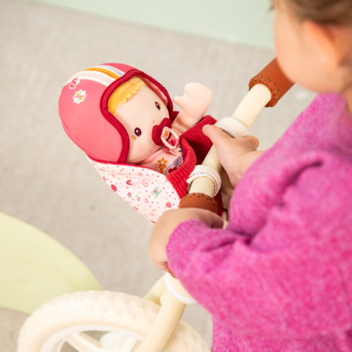 poupee-en-tissu-et-siege-velo-lena poupee-en-tissu-et-siege-velo-lena